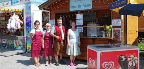 David Koytek (Zweiter von rechts) und seine Mitarbeiter (links von ihm) freuen sich, dass ihnen der TV Feldkirchen mit Volksfest-Managerin Ines Lannig (rechts) den Verkaufsstand kostenlos zur Verfügung stellte. Merk