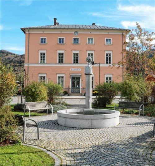 Der denkmalgeschützte Bahnhof von Aschau ist am 8. September der Ausgangspunkt für zwei Führungen zu den Baudenkmälern von Niederaschau. Foto Rehberg