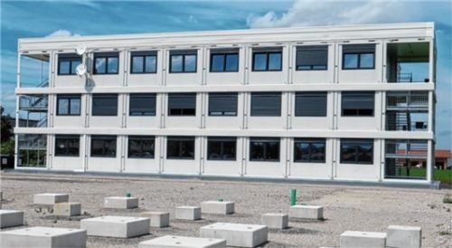 Der erste Wohnriegel steht bereits. Ab September soll ein weiterer Container an der Wernher-von-Braun-Straße entstehen. Foto Baumann