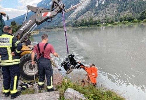 Der Fahrer war schon geborgen und zur Versorgung im Krankenhaus, da stieg ein Kieferer Feuerwehrmann in den Inn und holte auch noch den Rollstuhl aus dem Fluss. Foto Polizei Brannenburg