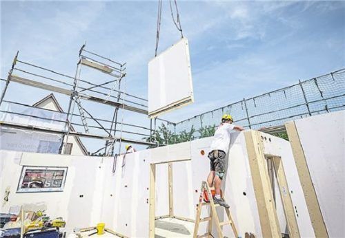 Der Fertighausbau hat Vorteile – wie die Schnelligkeit und Planbarkeit beim Bau – und oft auch einen festen Preis. Foto picture alliance/dpa/Daniel Maurer