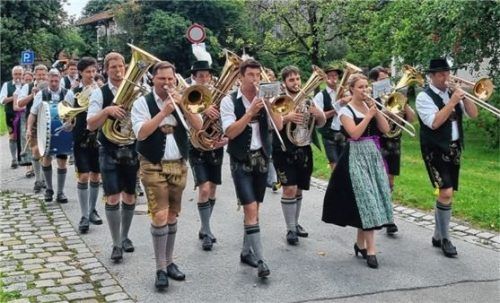 Der Festzug wurde von der Musikkapelle Vagen angeführt.