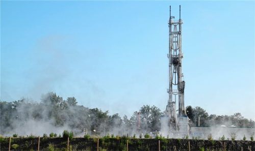 Der Geothermie-Test im Mai verlief erfolgreich. Der weiße Wasserdampf zeigte an, dass man bei der ersten Bohrung auf heißes Wasser gestoßen war. Foto Wagner