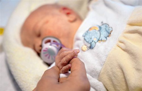 Der glücklichste Moment für Eltern: Das Baby ist da und wohlauf. Hat es unter einer ehemaligen Chefärztin an derRomed-Klinik Wasserburg Behandlungsfehler mit schwerwiegenden Folgen gegeben? Die Ermittlungen laufen.Foto DPA