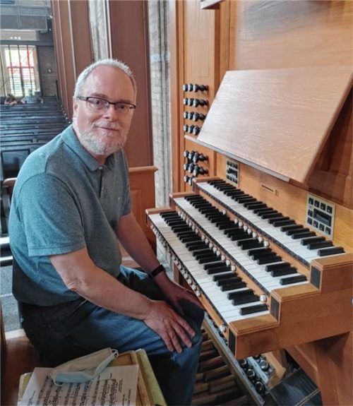 Der kanadische Organist Philip Crozier spielt in der Pfarrkirche Wiederkunft Christi. Foto  franke