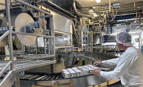 Der körnige Frischkäse wird verpackt und dann in der Kühlung zwischengelagert, bevor er in den Versand geht. Foto Posch