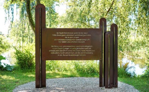 Der Kolbermoorer Schmiedekünstler Josef Still hat die Gedenktafel für die Menschen entworfen, die während der Nazizeit hierher als Zwangsarbeiter verschleppt worden waren. Die Halterungen der Tafel zeigen auch, wie sich die Menschen damals gegenüberstanden: die einen als Unterdrücker, die anderen als die Unterdrückten. Foto Still