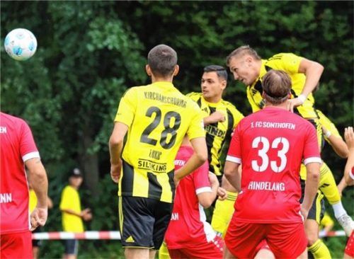 Der letztjährige Kreisklassen-Torjäger Gabriel Öllerer erzielt mit diesem Kopfball den Führungstreffer für den SV Kirchanschöring im Heimspiel gegen Sonthofen.Foto mb.presse
