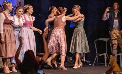 Der Moment der Wahrheit (links): Maria Berger kann es noch gar nicht fassen – ihre Mitbewerberinnen stürzen schon auf sie zu, um ihr zu gratulieren. OVB Media Geschäftsführer Florian Schiller (rechts) gratulierte der neuen Miss mit einem Scheck über 1000 Euro. Glückwünsche gab es auch von OB Andreas März, Hermann Tomczyk und Moderator Vitus Reger (rechts, hinten von links). Fotos mda