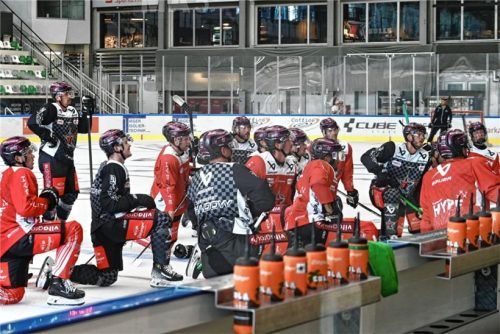 Der neue Starbulls-Kader präsentiert sich erstmals den Fans: Das ganze Wochenende ist für die Rosenheimer Eishockeyfreunde einiges geboten.Foto Hans-Jürgen Ziegler
