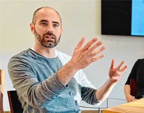 Der Soziologe und Buchautor Tim Frohwein ist passionierter Amateurkicker und widmet sich aktuell verstärkt dem Schiedsrichterwesen.Foto Johannes Hain