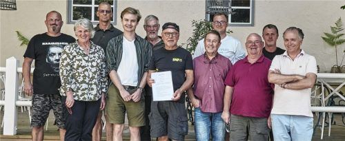 Der Verein „Initiative Freimoos“ hat sich neu gegründet, um weiter gegen die Verschmutzung im Ameranger See und im Halfinger Freimoos vorzugehen. Vereinsvorsitzender Michael Peters (Mitte) hält die Vereinssatzung in den Händen. Foto re