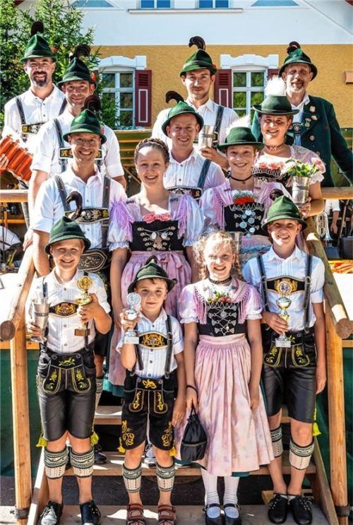 Der Vorsitzende Bernhard Bauer (rechts oben) und die Sieger beim Sachranger Vereinspreisplatteln D’Geiglstoana Sachrang.Foto Andreas Gruhle/Gipfelfieber.com