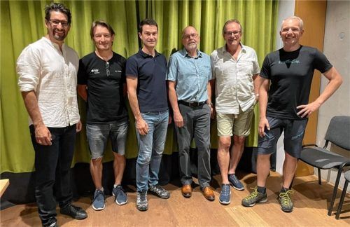 Der wiedergewählte Vorstand der DAV-Sektion Rosenheim (von links) Johannes Knarr, Harald Wettemann (Koordinator Klimaschutz), Thomas Dobner (Schatzmeister), Sepp Müller (Vorsitzender), Thomas Wölfl (Koordinator Digital) und Sebastian Archut (Hüttenreferent Hochries Gipfelhütte). Foto Knarr