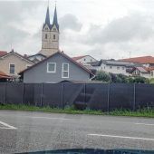 Schwarzer Zaun erschwert Einsicht