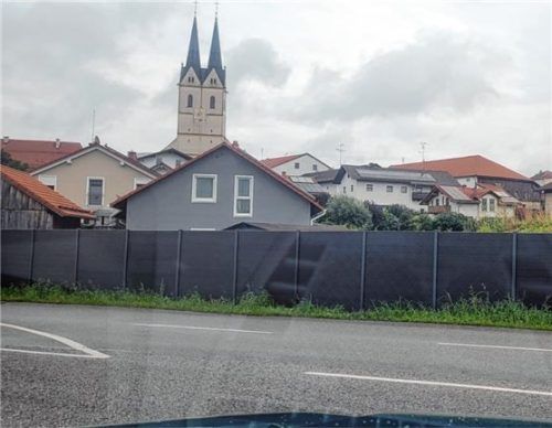 Der Zaun des Anstoßes liegt an der Staatsstraße gegenüber dem Edeka.Foto Stache