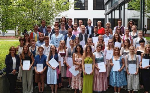 Die 56 Staatspreisträger der Berufsschule 1 Rosenheim.Foto re