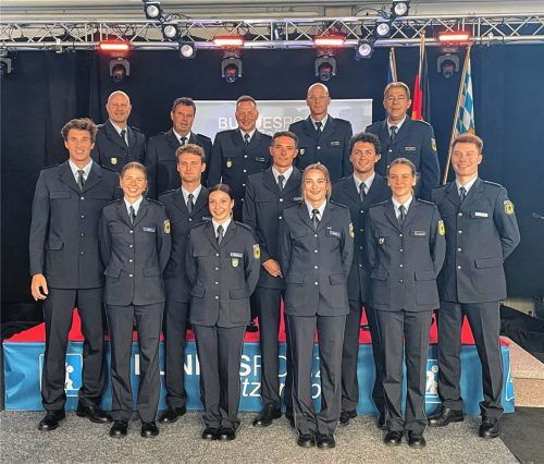 Die Abschlussklasse freut sich gemeinsam mit dem Lehrpersonal und der Leitung der Bundespolizeisportschule Bad Endorf über den erfolgreichen Abschluss der polizeifachlichen Ausbildung im mittleren Dienst. Foto Bundespolizei