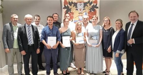 Die Absolventen mit den Klassenleitern und den Fachlehrern sowie dem stellvertretenden Schulleiter Werner Holzhammer (Zweiter von links) und dem Kreisvorsitzenden des Bayerischen Hotel- und Gaststättenverbandes Holger Nagl (rechts).Foto maier