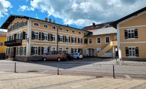 Die Alte Post im Ortskern von Eggstätt soll wiederbelebt werden. Der dafür nötigen Nutzungsänderung und dem Bauantrag samt Befreiungs- und Abweichungsanträgen stimmte der Gemeinderat von Eggstätt einstimmig zu.Foto Kirchner
