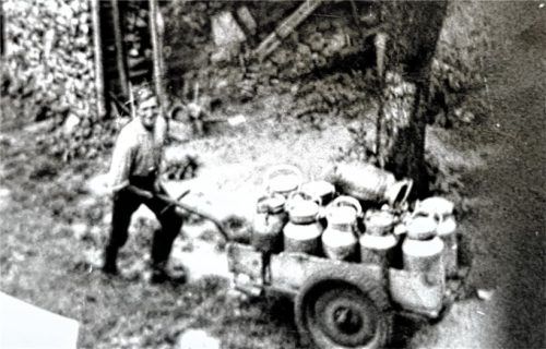 Die Arbeit als Knecht hat der „Korn Kari“ Zeit seines Lebens gern ausgeführt; hier das Bereitstellen der vollen Milchkannen zum Abtransport durch den legendären „Millifahrer“ aus den 60ern. Foto  privat