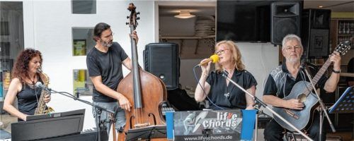 Die Band „LifveChords“ unterhielt das Publikum mit musikalischen Anekdoten. Foto Re