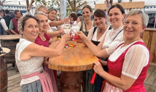Die Bar mit ihrer knapp 30 Meter langen Theke war für die Feldkirchener „Ahoi-Brause-Mädels“ der ultimative Treffpunkt zum geselligen Ratsch.