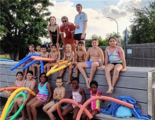 Die begeisterten Kursteilnehmer mit (von links oben) Isabelle Deinhart, Bademeister Charly Meier und Annalena Schleich. Foto  re