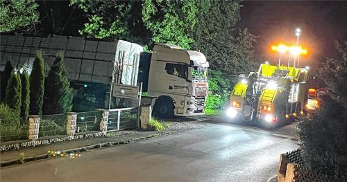 Die Bergung des Lkws in der Nacht dauerte mehrere Stunden. Foto Privat