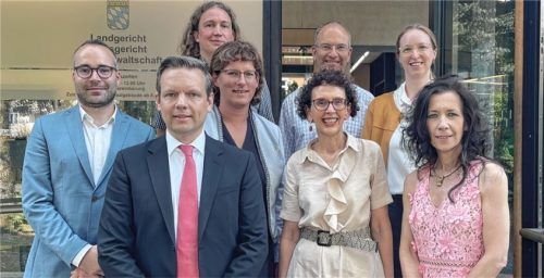 Die Bezirksvorsitzenden des Rechtspflegerverbands Benedikt Steinlehner, der Vorsitzende des Richtervereins, Dr. Rainer Vietze, sowie vom Bezirksvorstand des Richtervereins Nils Wewer und Monika Veiglhuber, die Richterin am Bundesgerichtshof, Renate Wimmer, der Leitende Oberstaatsanwalt Dr. Wolfgang Beckstein, Magdalena Härschel vom Rechtspflegerverband sowie die Vizepräsidentin des Landgerichts, Andrea Titz (von links), beim Justizgespräch. Foto Richterverein