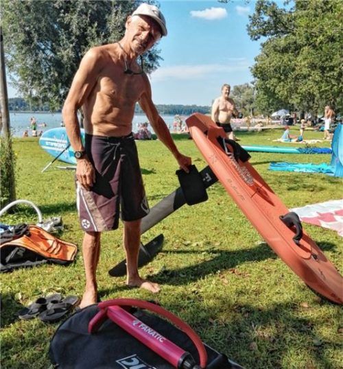 Die Boards samt Finne und Foil sind so leicht, dass die Sportler – hier Peter Manstein – sie mit einem Arm heben können. Foto Sylvia Hampel