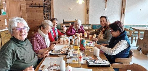 Die Damen beim Osterkerzenbasteln. Fotos  re