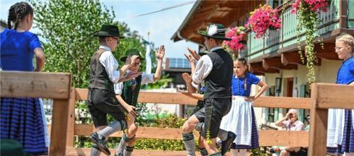 Die Dirndl und Buam der Kindergruppe des Trachtenvereins zeigten, was sie in ihren zahlreichen Proben gelernt haben. Fotos  re