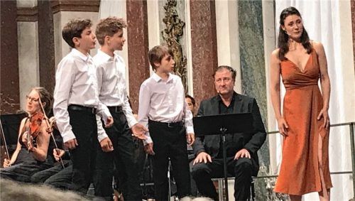 Die drei Knaben und Pamina (Elena Harsányi), sitzend der Erzähler Stefan Wilkening. Foto prokop