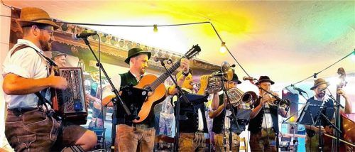 Die Dua-Nix-Danzlmusi feiert im nächsten Jahr 20-jähriges Bestehen. Beim heurigen Fest begeisterten (von links) Tobias Lerner, Fawe Eibl, Klaus Lerner, Franz Schwarzenböck, Norbert Schneider und Tobias Winkler. Foto Unterforsthuber