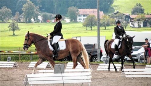 Die Erstplatzierte Michaela Danner auf „Wondino“ (links) und die Drittplatzierte Miriam Holbach auf „Kleiner Quatschkopf“ (rechts). Foto Peter Strim