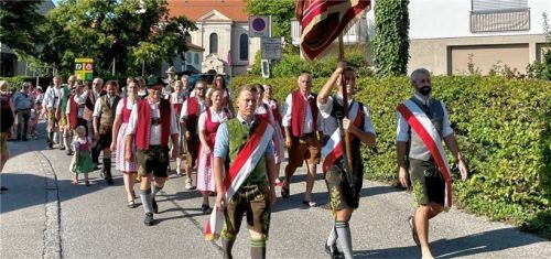 Die Fahnenabordnung und die Vorstandschaft des TV Feldkirchen beim Einzug.