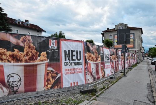 Die Fast-Food-Kette „Kentucky Fried Chicken“ eröffnet an der Kufsteiner Straße. Foto  Schlecker