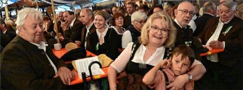 Die Festgäste ließen sich die Stimmung durch das schlechte Wetter und den abgesagten Festzug nicht verderben. Im Zelt herrschte fröhliche Feierlaune. Fotos Ammelburger