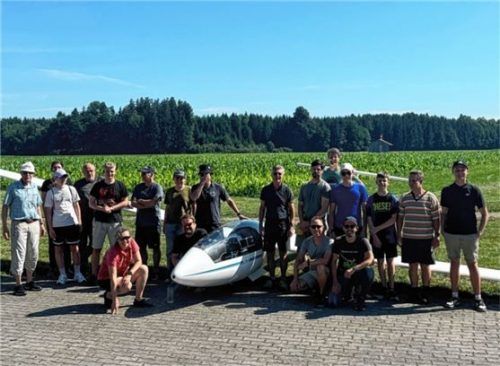 Die Flugschüler und Piloten freuen sich sichtlich auf die kommenden Flüge mit dem neuen Segelflugzeug. Foto re