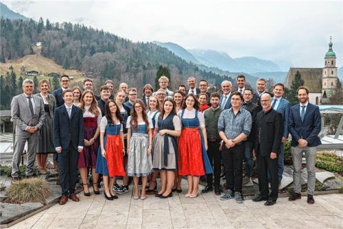 Die „freigesprochenen“ Auszubildenden mit den Ausbildern, Vorständen, Geschäftsführer der Ausbildungsbetriebe sowie einzelne Lehrkräfte der Berufsschulen. Foto Wittenzellner