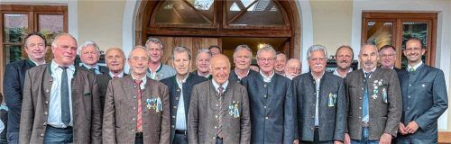 Die Geehrten im Beisein von KRV-Vorsitzendem Robert Bucher (links), Oberbürgermeister Andreas März (rechts), Pius Graf, Obmann der Interessengemeinschaft der Krieger-, Veteranenvereine und Soldatenkameradschaften im Landkreis Rosenheim (Dritter von links), sowie Stadtrat Josef Gasteiger (Sechster von links).Foto Aerzbäck