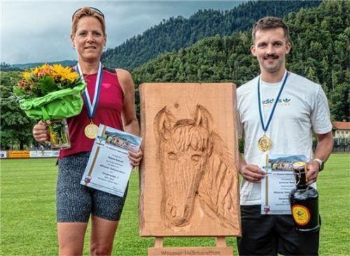 Die Gewinner des Wössner Halbmarathons Melanie Schmidt (links) und Korbinian Maier. Foto re