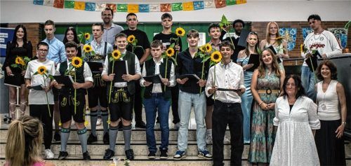 Die glücklichen Absolventen nach ihrer Zeugnisübergabe. Fotos Stache
