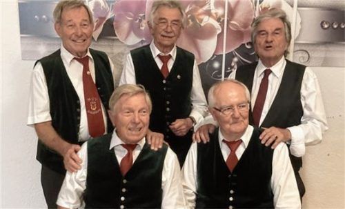 Die Jubilare (sitzend, von links) Peter Bach und Thomas Blume. Es gratulierten (stehend, von links) Kassenwart Helmut Janura, Vorsitzender Manfred Panhans und Dirigent Wolfgang Zeller. Foto re