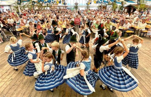Die jungen Trachtler des Trachtenvereins Mangfalltaler Westerham gehören zum Rahmenprogramm der Feldkirchener Wiesn. Foto Neuwirth