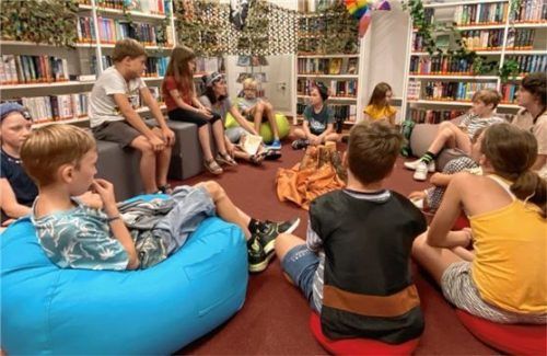 Die Kinder hörten den spannenden Piratenabenteuern in der mit Tarnnetzen und Flaggen geschmückten Bibliothek gebannt zu.Foto re