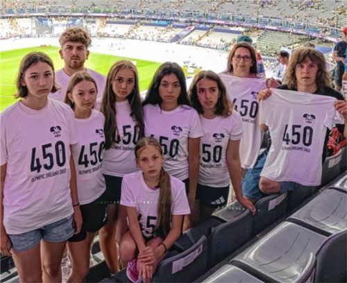 Die Kinder-Reporter im Stadion: (von links) Veronika, Jonah Werner (hinten), Sophia, Antonia, Barbara, Amelie, Helene, Andrea und Gleb.Foto a4u