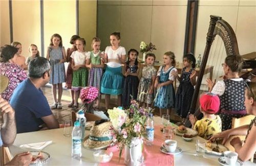 Die Kindergesangsgruppe „Marienkäferl“ mit ihrer Leiterin Cordula Hausstetter an der Harfe.Foto re