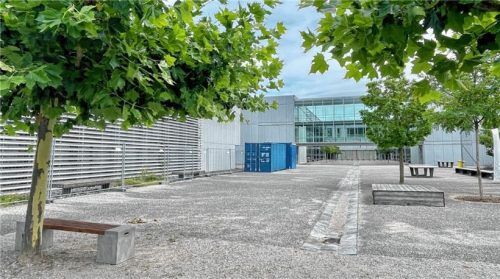 Die kommenden Doppel-Jahrgänge des G8 und G9 sprengen die Raumkapazitäten des Bruckmühler Gymnasiums. Als Übergangslösung könnte schon für das kommende Schuljahr auf der Südseite der Sporthalle eine Klassenzimmer-Containeranlage (Bildmitte) aufgebaut werdenFoto Neuwirth